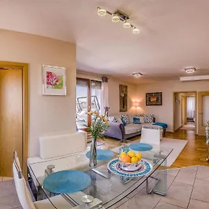 With Private 90 Sqm Rooftop, Free Parking And Air Condition Budapest