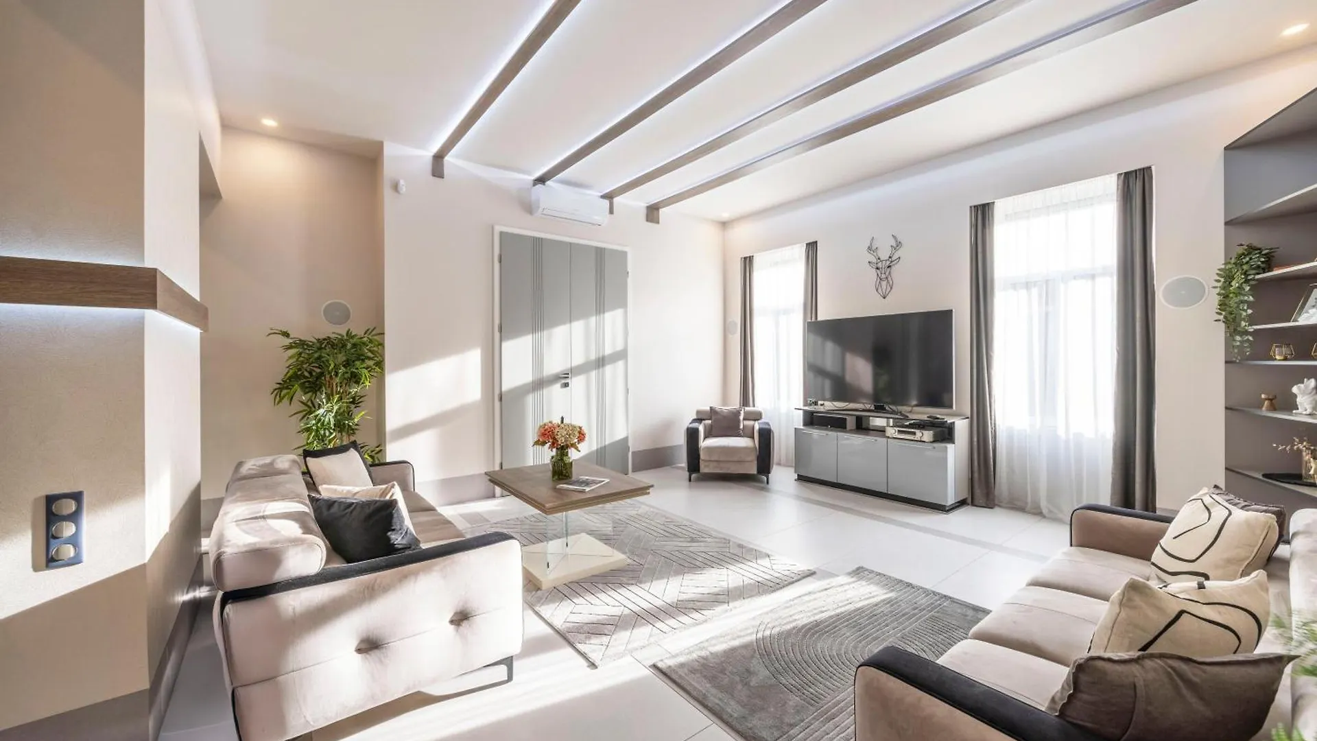 Luxurious High-End Grand Suite On The St Stephen Road contacts